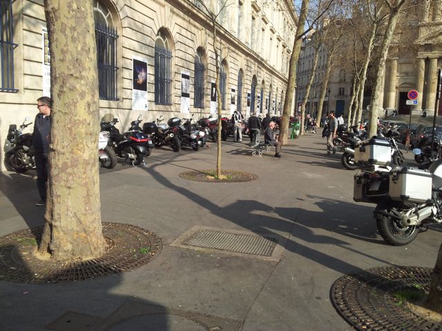 Stationnement à Paris : 50 motos verbalisées d'un (...)