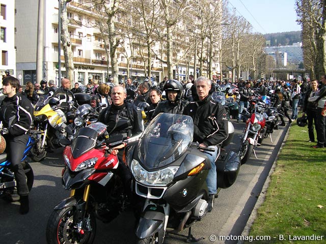Manif moto 24 mars Roanne : 1200 Motards en colère dans (...)