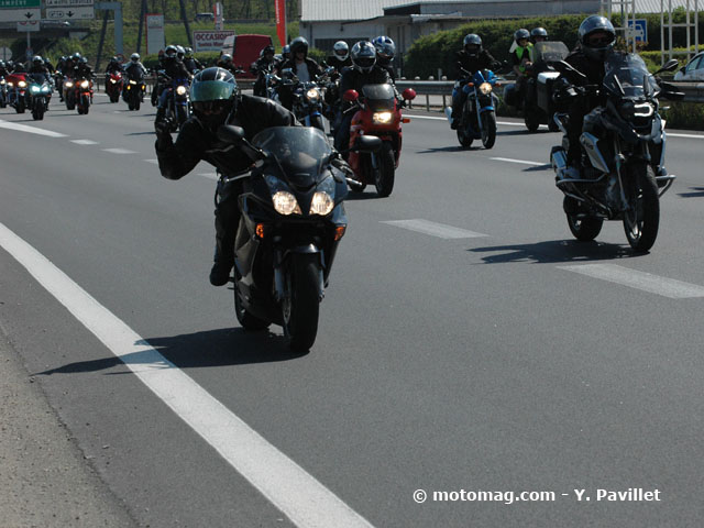 Manifestation FFMC Savoie : 500 motards place des (...)
