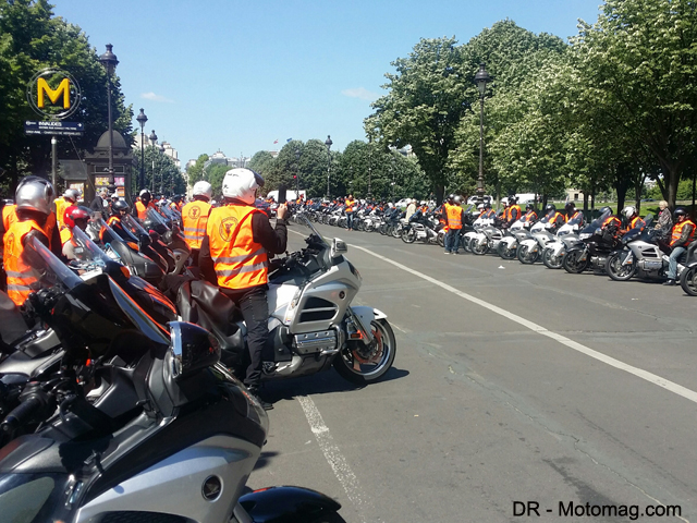 Manifestation : 200 motos taxis défilent à Paris