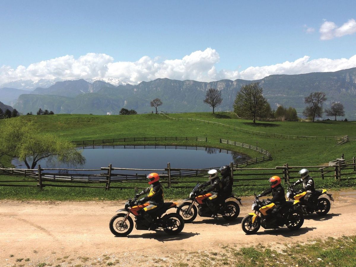 Voyagez au cœur des Alpes avec des motos électriques (...)