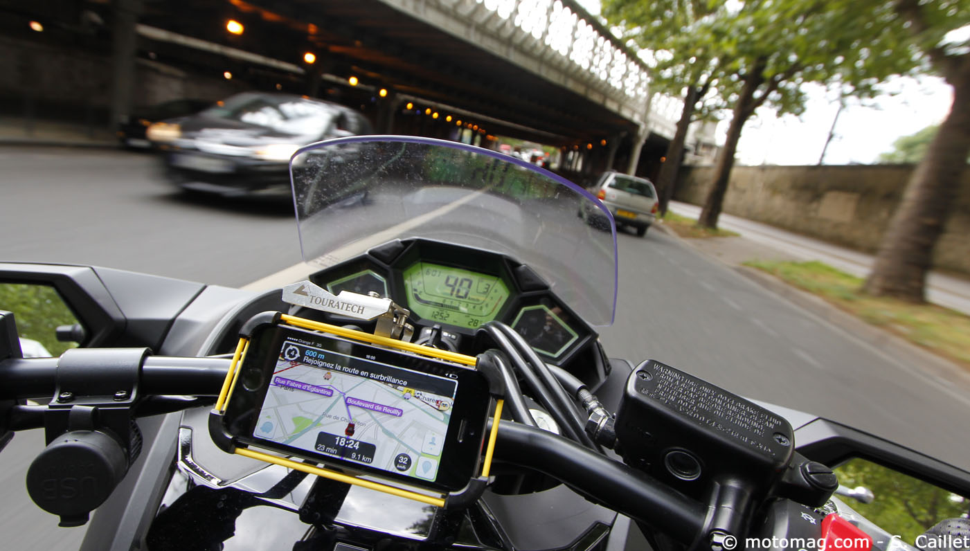 Huit supports moto pour smartphones à l'essai