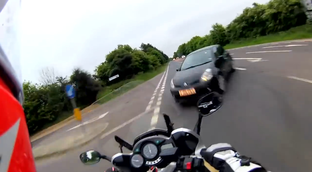 La police anglaise partage la vidéo d'un motard qui (...)