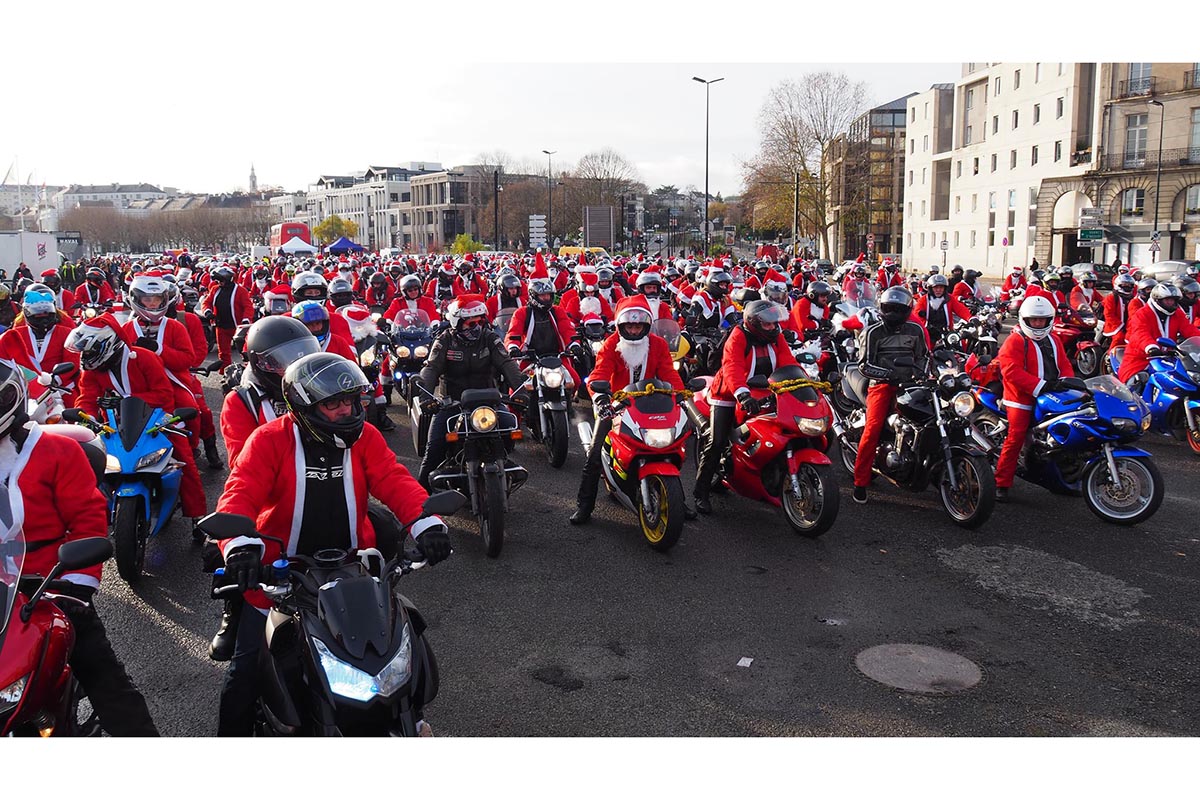 Balade des pères Noël de Nantes à moto au profit des (...)