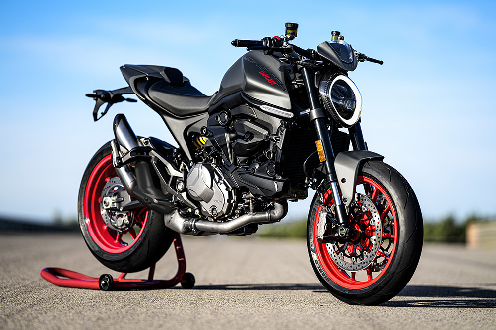 Ducati Monster 2021 : le fond et la forme