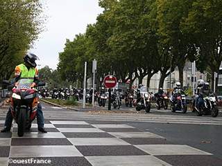 Manif moto Angers (49) : 800 coléreux devant la (...)
