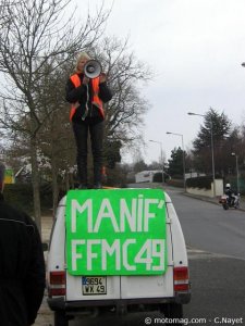 Manif 13 mars Angers : faute d’estrade...