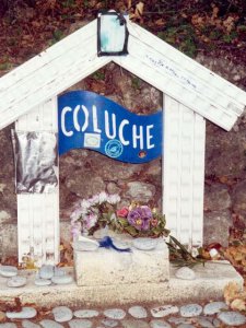 Mémorial Coluche sur la route d’Opio