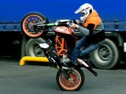 Stunt : que faire avec une KTM 125 Duke ?