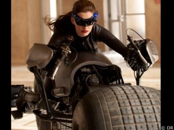Anne Hathaway sur la moto de Batman