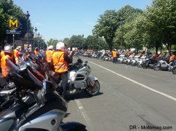 Manifestation : 200 motos taxis défilent à Paris