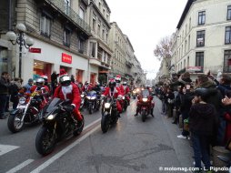 300 Pères Noël motards font des cadeaux aux Restos du (...)