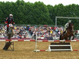 Moto contre cheval au Carrousel de Saumur