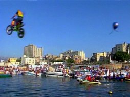 Concours de saut à moto… à la mer ! (+vidéo)