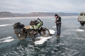 Voyage en Sibérie : Ptiluc fait du patin à glace à deux (...)