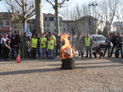 Manif 24 mars Périgueux : urne en feu