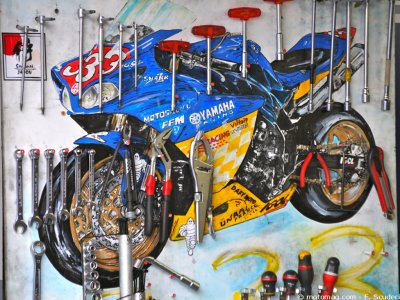 Voici un joli tableau d’outillage réalisé par les mécaniciens de l’équipe Yamaha Viltaïs n°333.