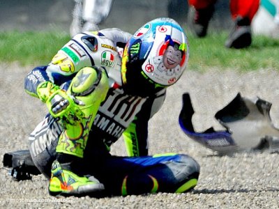 DVD MotoGP saison 2010 : Rossi et sa jambe.