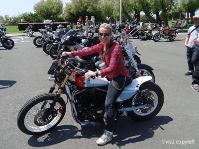 Wheels and Waves 2013 : fille au guidon !