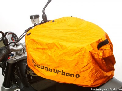 Être bien vu à moto : housse de pluie Tucano