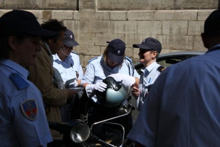 Contrôle de police à Paris : vérification du casque
