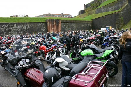 Environ 800 motards réunis sur la place du pied du Lion de Belfort