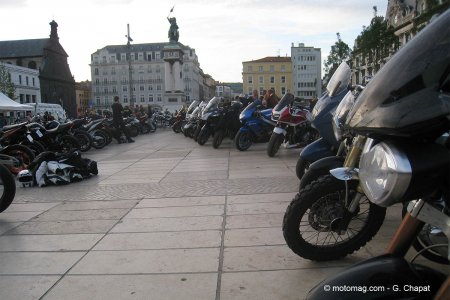Des motos sous la statue de Vercingétorix