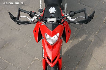 Ducati 1100 Hypermotard : 1,25 m !