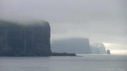 L’Islande à moto : des îles dans la brume