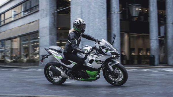 Kawasaki dévoile sa moto hybride : la Ninja 7 Hybrid {JPEG}