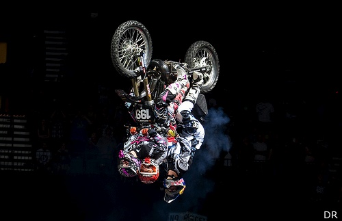 Première mondiale : un backflip à 3 sur la moto (+ (...)