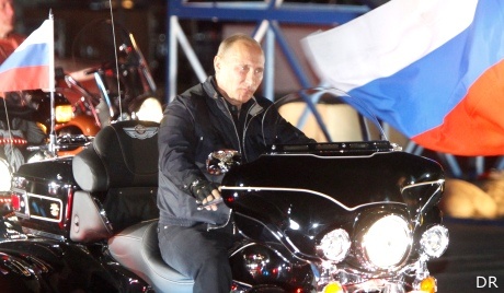 Vladimir Poutine se montre (encore) sur une Harley