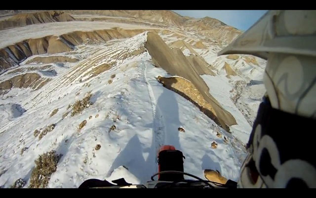 Vidéo : au sommet d'une montagne à moto