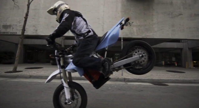 Vidéo : du Stunt en moto électrique