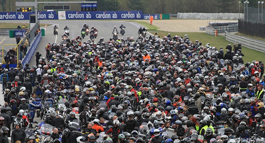 Près de 1350 motos en hommage à Marco Simoncelli
