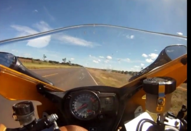 Vidéo : un serpent sort de sa moto