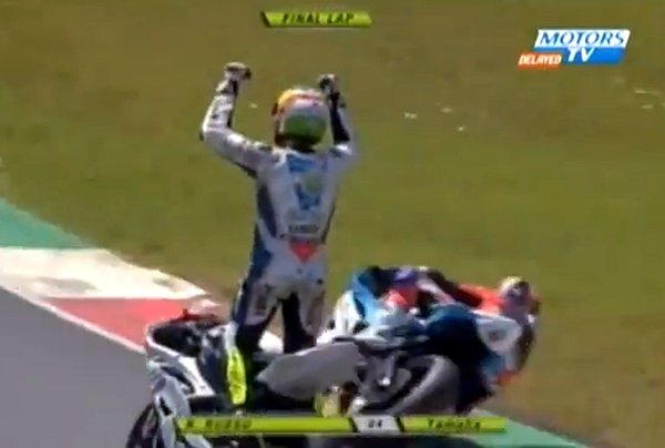 Insolite : un pilote moto se croit vainqueur alors (...)