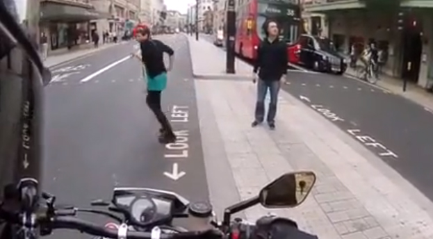 Vidéo humour : petite mesquinerie d'un motard au feu (...)
