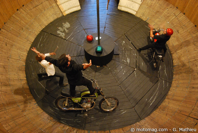 Spectacle : attraction motocycliste foraine à Die (26) (...)