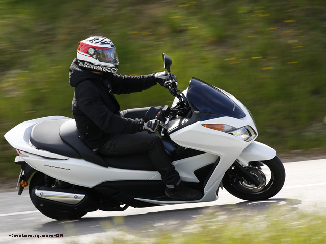 Essai Honda Forza NS 300 ABS : plus puissant et (...)