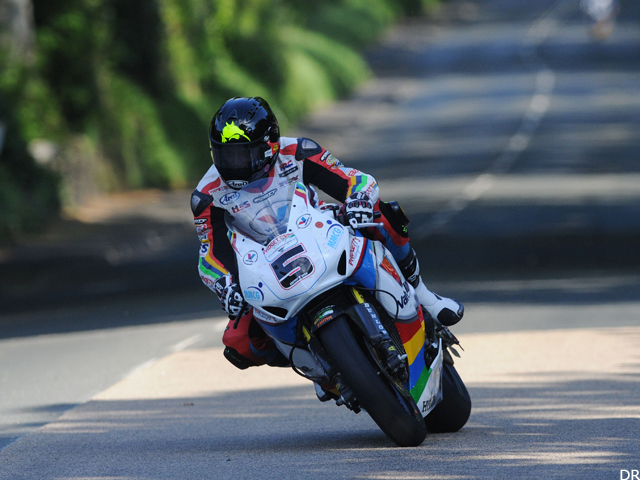 Vidéo : Bruce Anstey explose le record du tour au (...)
