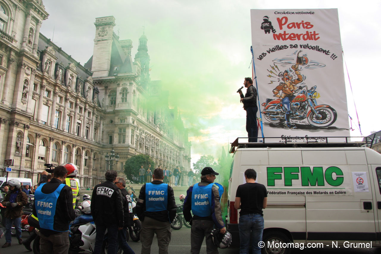 Paris : 3 000 motards en colère rejettent les (...)