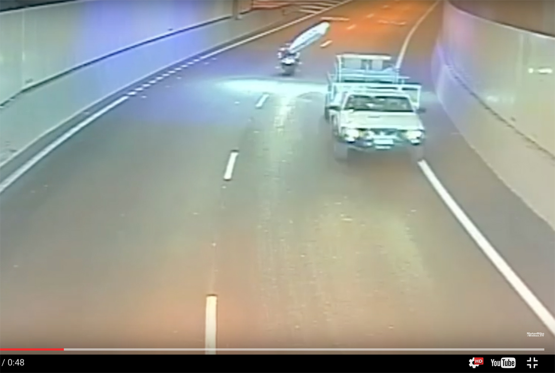 Spectaculaire accident de moto avec… un matelas