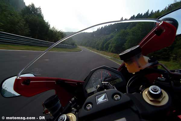 Auto moto : 240 km/h sur une route ouverte à tous, le (...)