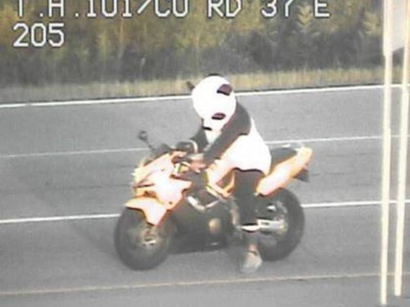 Rouler à moto avec une tête de panda est illégal dans le (...)