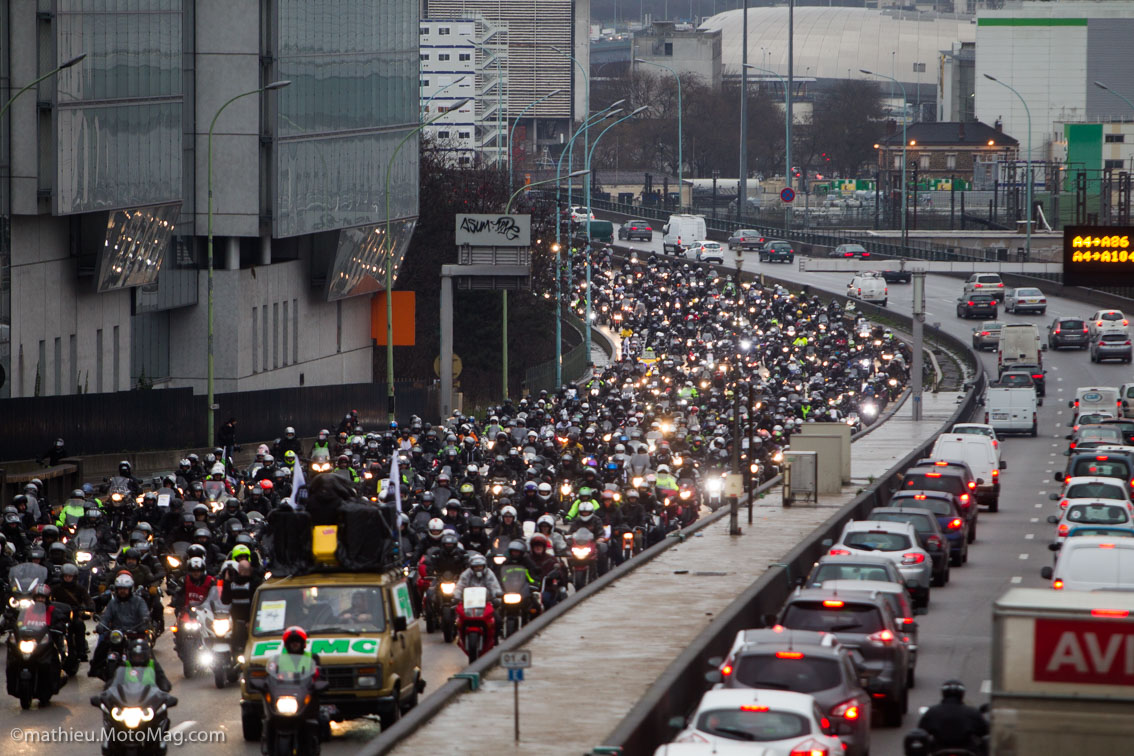 4000 motards en colère défilent à Paris contre les (...)