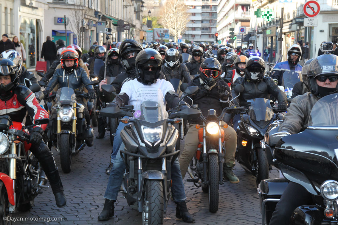 2000 motards défilent à Vincennes contre le stationnement (...)