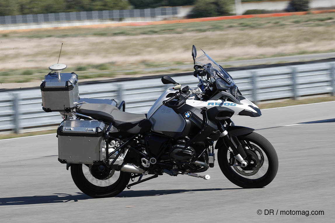 BMW fait rouler une moto autonome (+vidéo)
