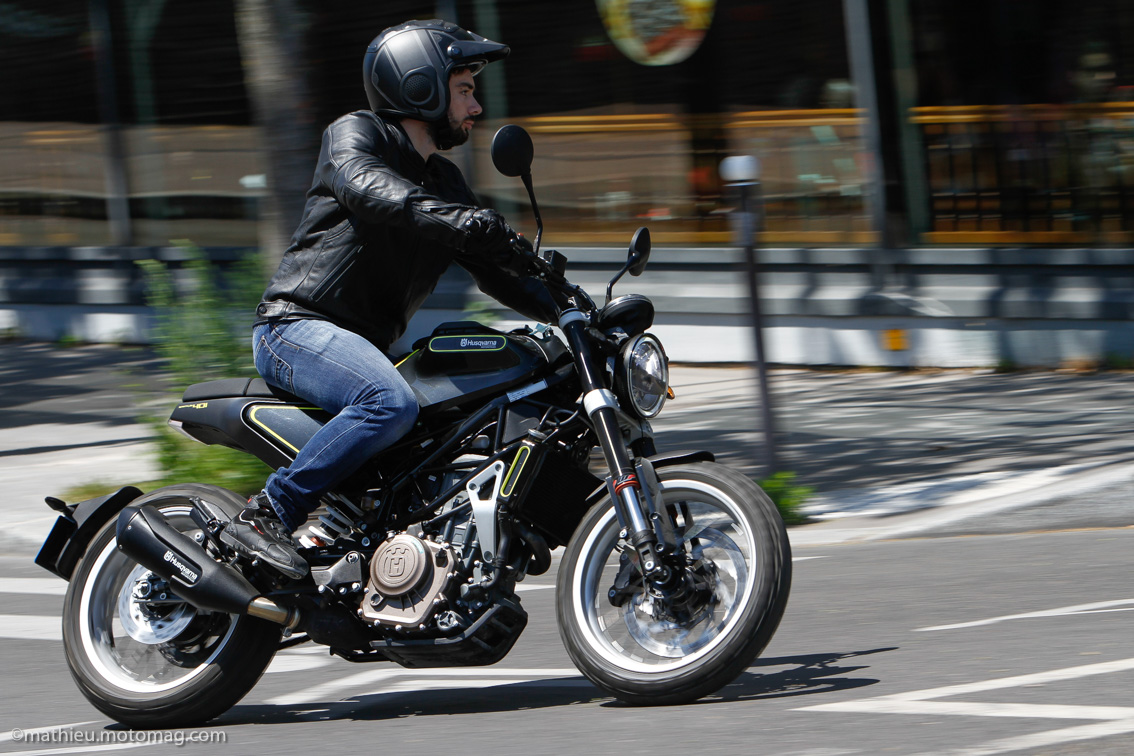 Essai Husqvarna Svartpilen 401 : motion design