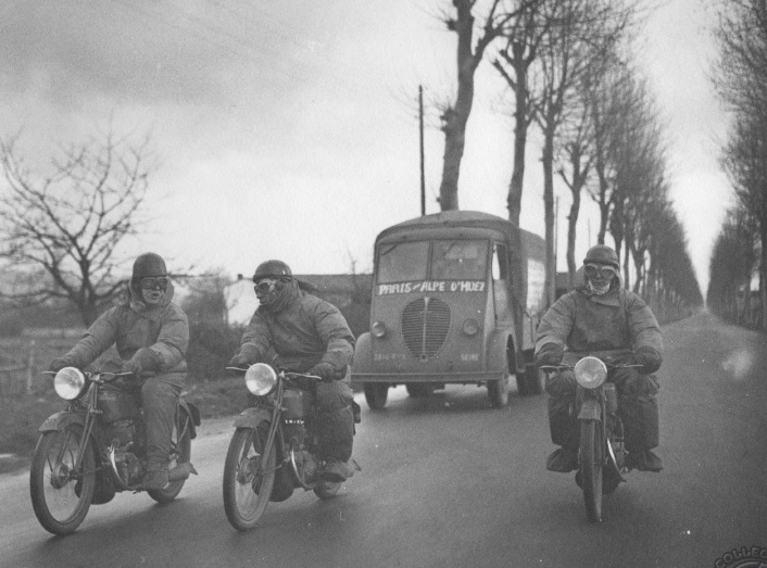 Rétromobile : 3 Motobécane en route vers l'Alpe (...)